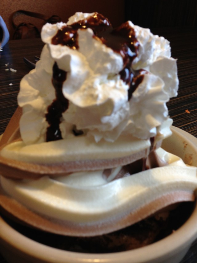Coffee cake, soft serve choco/vanilla ice cream, whippy cream, and some choco syrup. I'm such a fatass.